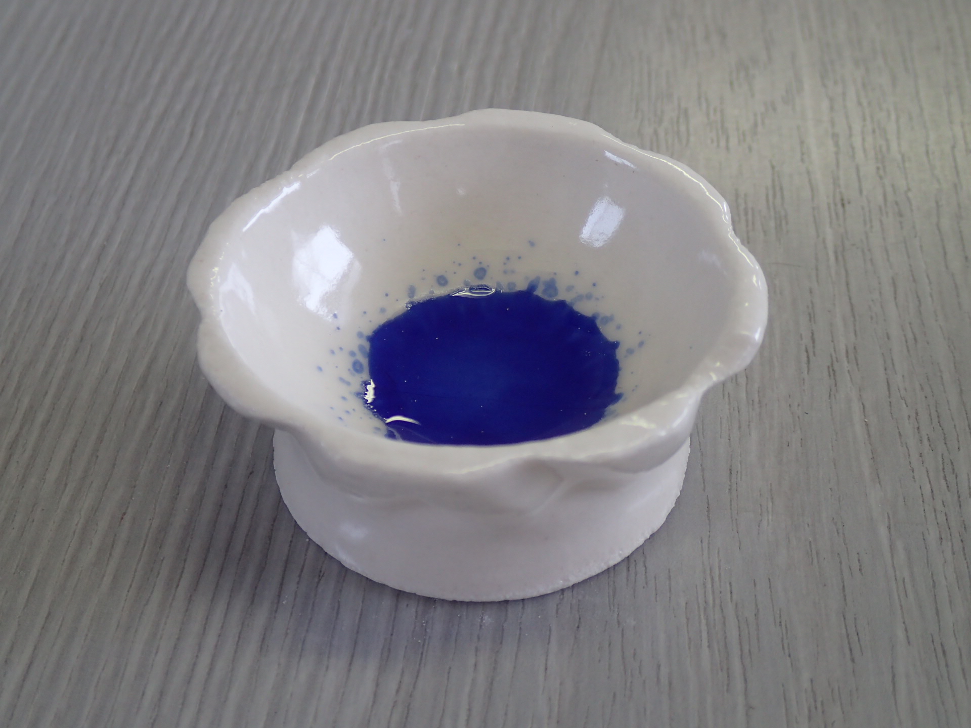 底の一部を鮮やかな青色にした作品