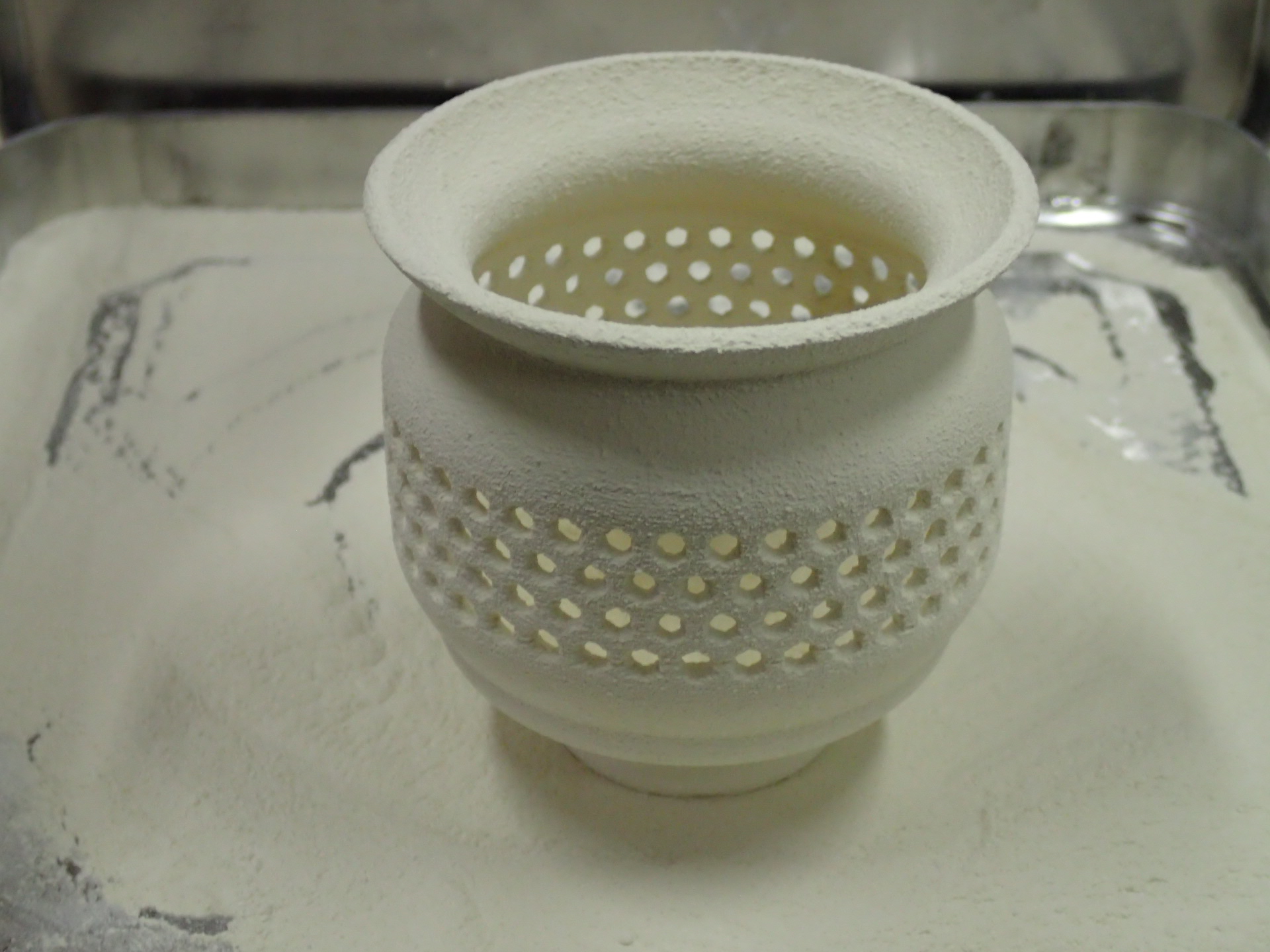 多数の六角穴を開けた薩摩焼風の作品