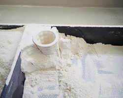 ３Dプリンター内で粘土パウダーが造形された状態