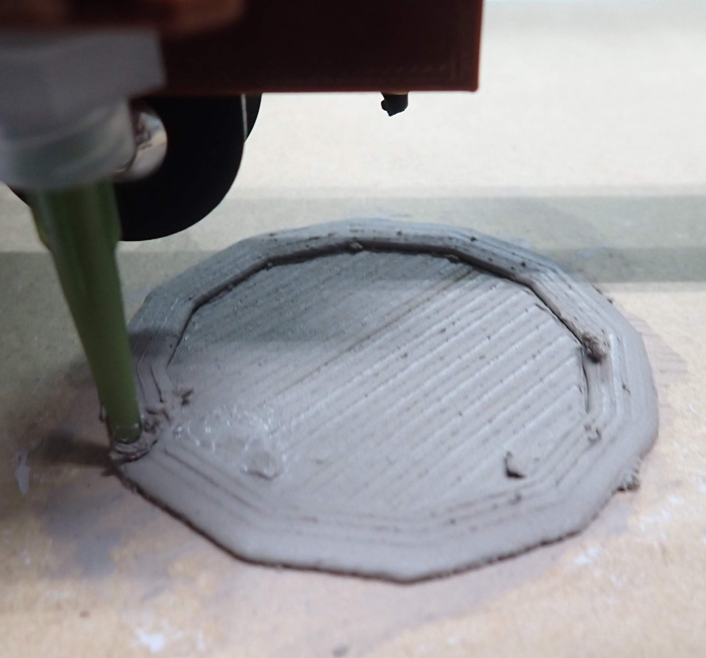 粘土を吐出しながら積み上げて造形