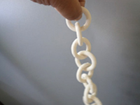 釉薬をかけずに本焼成したリングがつながっている3Dプリンター作品