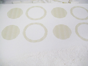 3Dプリンター内で陶器の断面ごとに出力されている途中経過