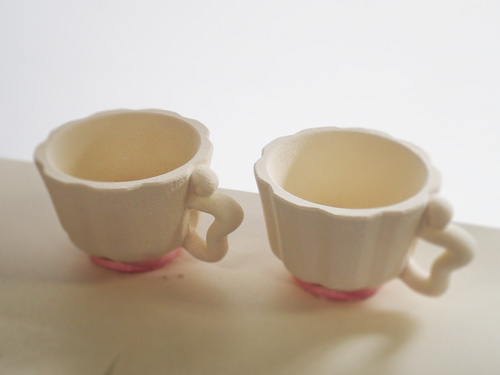 粘土パウダーによりティーカップを造形